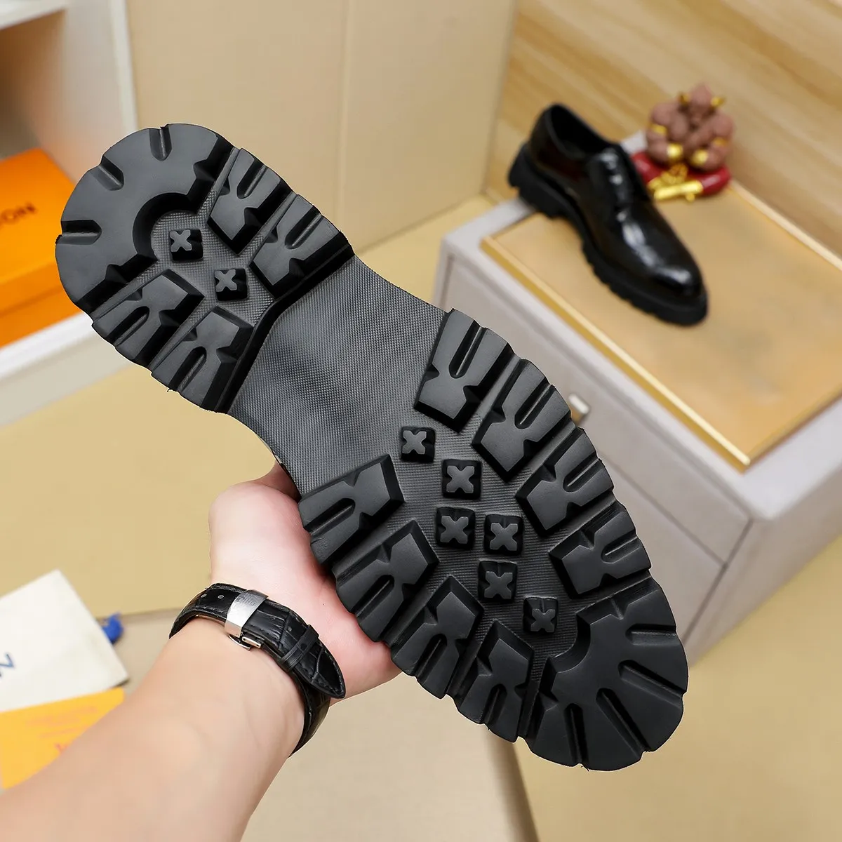 Men's shoes 💰620 💰 Louis Vuitton LV ® Autumn and Winter 🆕 models 🔛Full shoe counter First layer cowhide, 🐂leather lined casual shoes for men, super soft outsole, essential for driving. Counter synchronized original first layer cowhide completely 1:1 mold customization 🌹Top version, 2 colors available! Number: 38-45 (37.46. Customized)